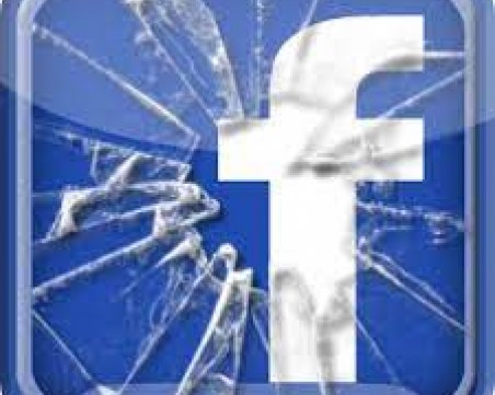 Сривът на социалните мрежи се разраства - различните версии за случващото се