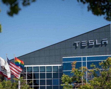 Бивш служител на Tesla ще прибере 137 милиона долара от компанията заради расистко отношение