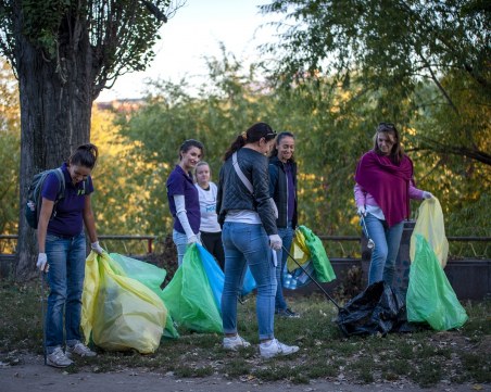 Доброволци почистиха северния бряг на река Марица
