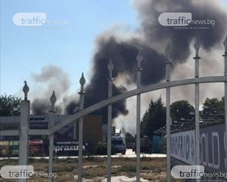 Драснаха клечката на незаконното сметище зад Окръжна болница, отровен дим се носи из Кършияка