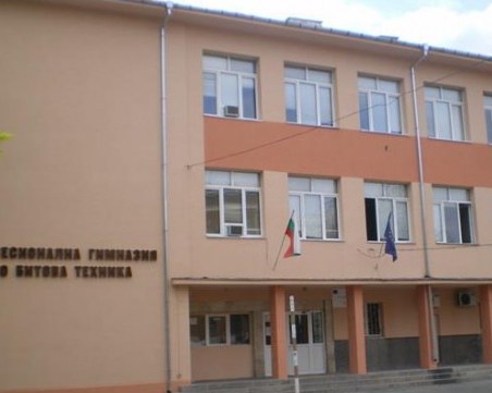 Изписаха от болницата осмокласникът, който бе пребит пред гимназия в Пловдив