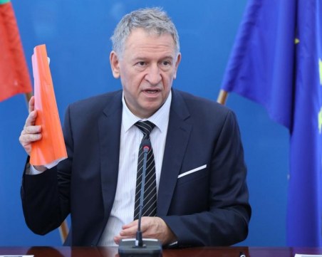 Кацаров: Има приет план, няма хаотично приемане на болни