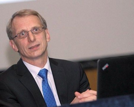 Проф. Николай Денков: Никога не сме обсъждали задължителна ваксинация на учителите