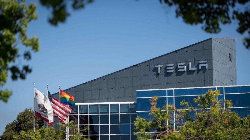 Бивш служител на Tesla ще прибере 137 милиона долара от компанията заради расистко отношение