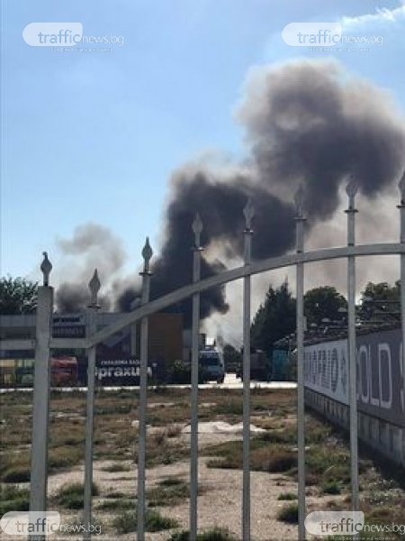 Драснаха клечката на незаконното сметище зад Окръжна болница, отровен дим се носи из Кършияка