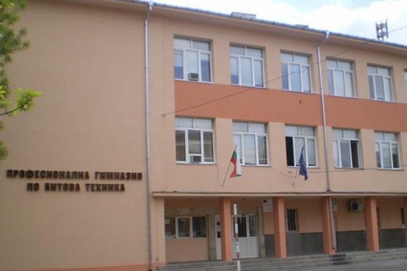 Изписаха от болницата осмокласникът, който бе пребит пред гимназия в Пловдив