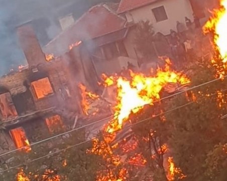 12 души останаха без дом след пожар във Велинградско