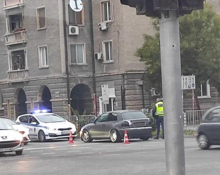 Пиян и дрогиран шофьор предизвика катастрофа в Пловдив, минал на червено