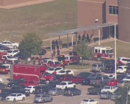 4 души са ранени при стрелба в училище в Тексас, издирват нападателя