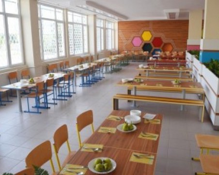 Агенцията по храните влезе в училищата, запечатаха стол заради храни с изтекъл срок на годност