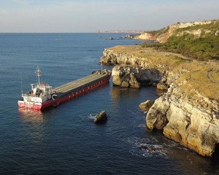 Български екипаж поема заседналия кораб 