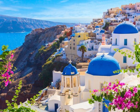 Отменят всички мерки за ваксинирани в Гърция за 15 дни