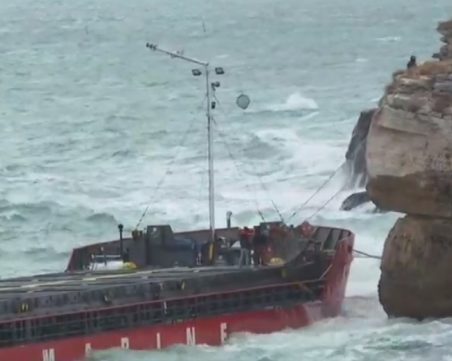 Стартира евакуацията на екипажа на 