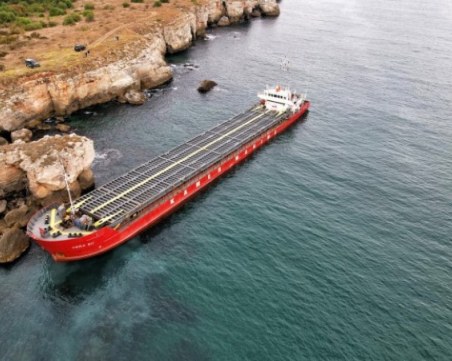 Заради лошото време: Преустановиха спасителната операция на заседналия кораб