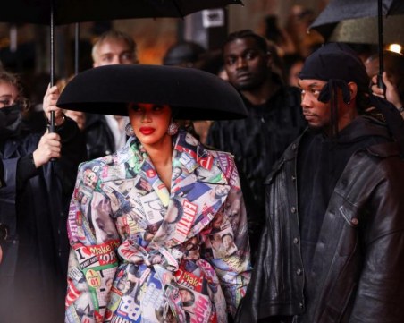 Карди Би се снима под Триумфалната арка, хвали изкуството на Кристо