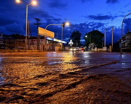 Сериозни наводнения и отменени полети в Гърция заради силен циклон