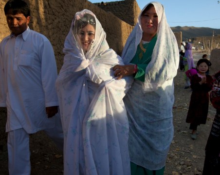 Талибаните с нови забрани: Разделят мъже и жени по време на сватби