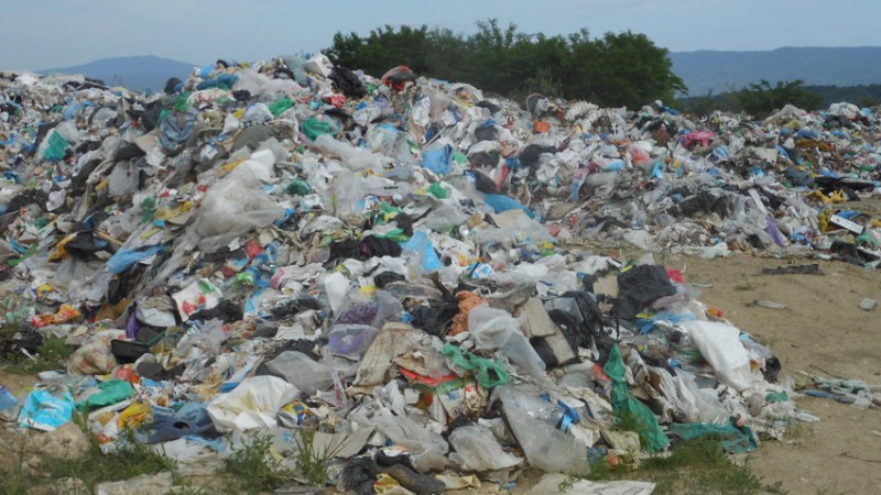 Разчистват незаконното сметище в Калугерово