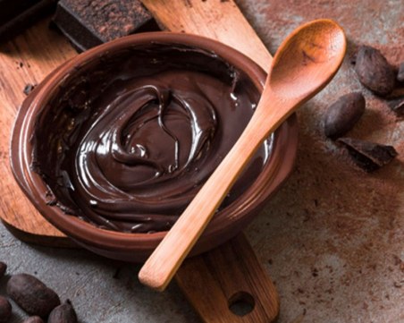 Домашни шоколадови маски - тонизират и подмладяват лицето