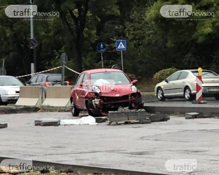 Кола се размаза в бетонна ограда на възлов булевард