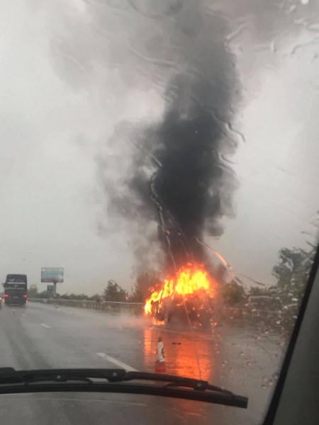 Кола гори на магистрала Тракия, пламъците са над два метра