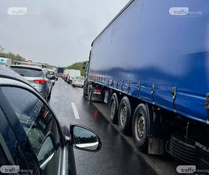 Тапа блокира движението на магистралата към Пловдив, колоните са над 10 километра