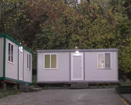 Недостиг на места в болницата в Бяла, настаняват пациентите във фургони