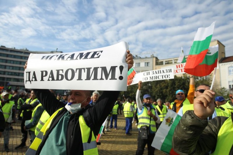 Комитова: Едни фирми от Пътното са получили аванси, други не! Не знам протестиращите от кои са