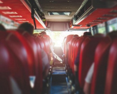 Мъж напръска със спрей пътници в автобус заради спор за маска в Германия