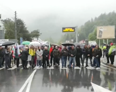 Протест затвори пътя от Велинград към магистралата