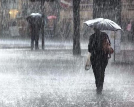 Валежите в Пловдив продължават! Обявиха жълт код за опасно време