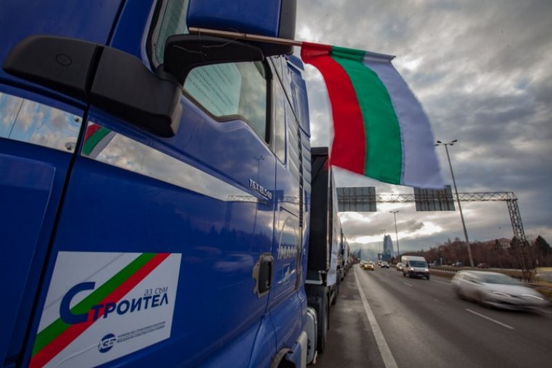 Камиони и строителна техника блокират булеварди в София