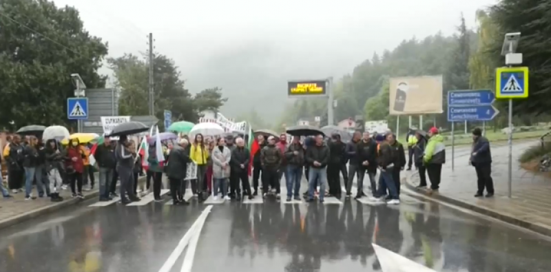 Протест затвори пътя от Велинград към магистралата