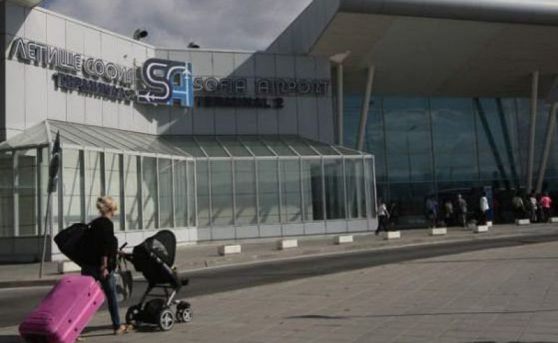 Разкриват мобилен пункт за ваксинация срещу COVID-19 на летище София