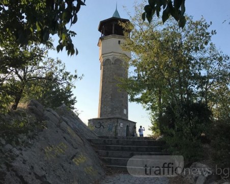 Доброволци почистват Сахат тепе