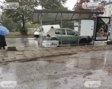 Две катастрофи на Пещерско шосе! Кола се вряза в спирка