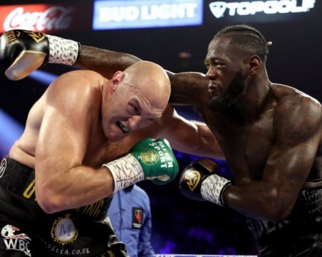 Фюри отпразнува победата срещу Уайлдър полугол в нощен клуб