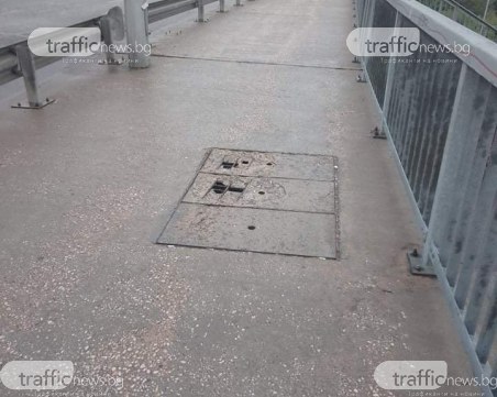 Опасна дупка на моста на Герджика застрашава пешеходци