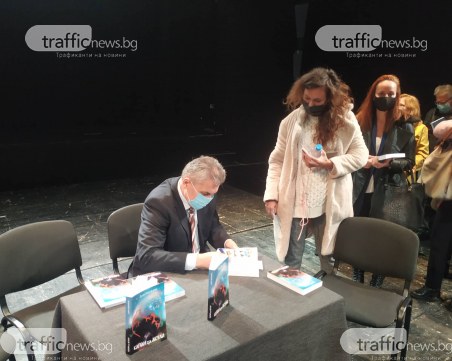 Журналистът Диян Никифоров представи първия си роман