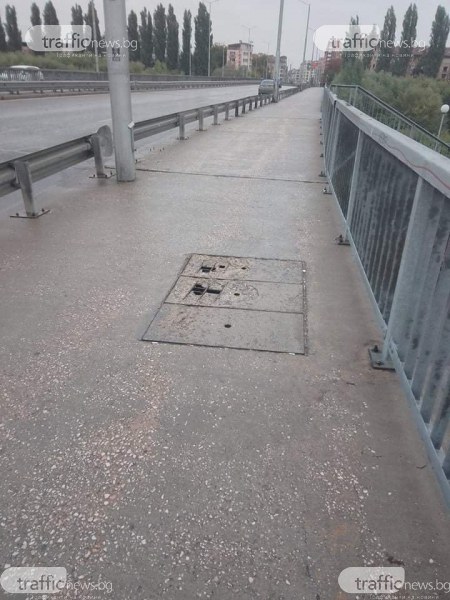 Опасна дупка на моста на Герджика застрашава пешеходци