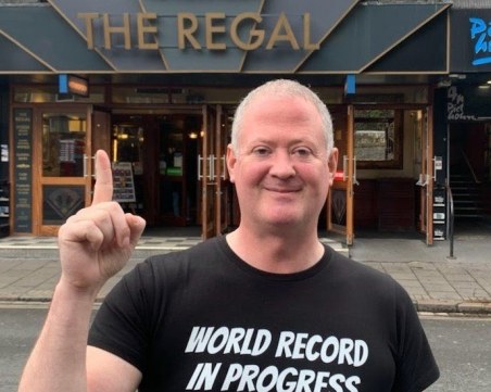Британец посети 51 кръчми за 24 часа, чака Гинес да му признае рекорда