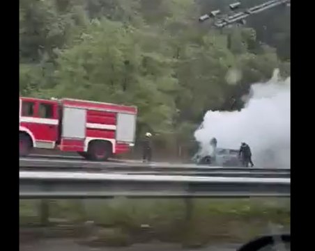 Кола избухна в пламъци на магистралата към Пловдив ВИДЕО