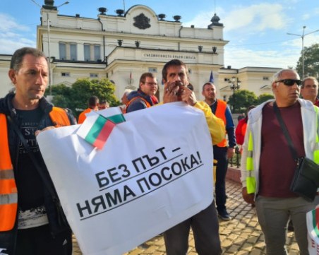 Пътните строители прекратяват протестите за следващите два дни