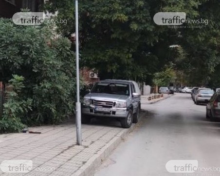 Законът е за балъците: Поредният водач превзел тротоар в Пловдив!