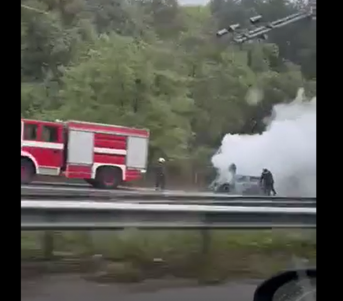 Кола избухна в пламъци на магистралата към Пловдив ВИДЕО