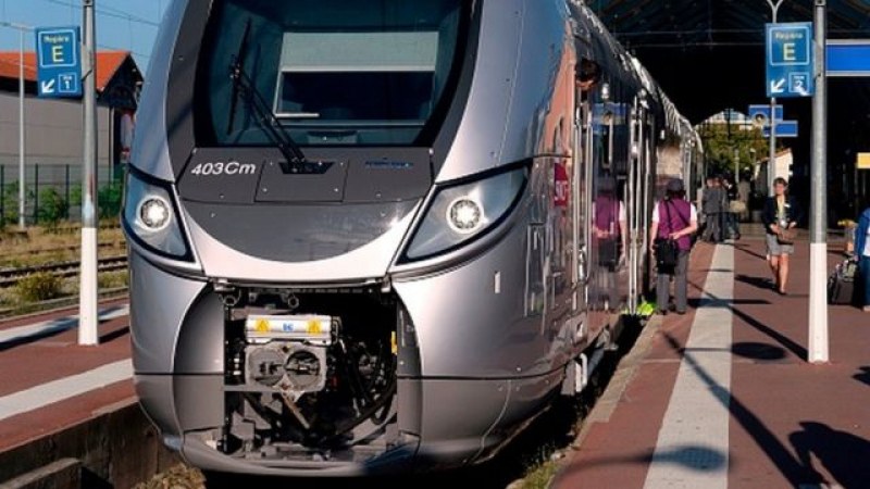 Влак уби трима мигранти във Франция