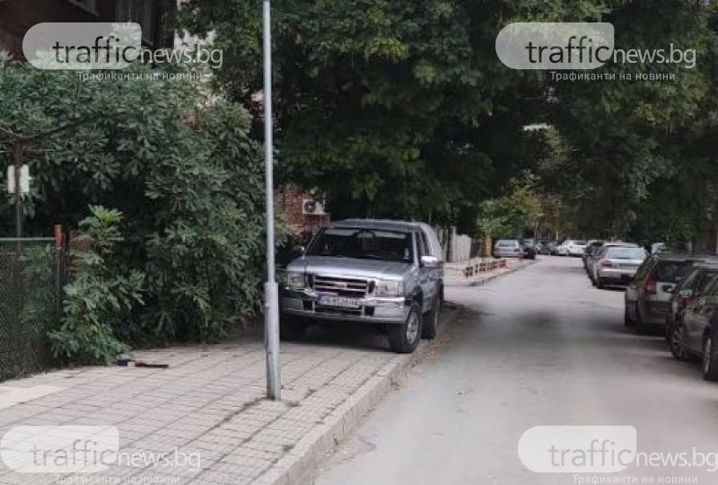 Законът е за балъците: Поредният водач превзел тротоар в Пловдив!