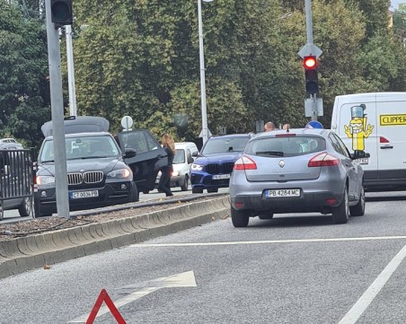 Два автомобила и микробус се удариха на булевард 