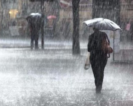 Опасно време днес! Оранжев код за дъжд в Пловдив, в четири области ще вали сняг