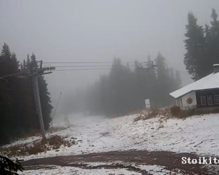 Първи снежинки над Пампорово, пистите побеляха